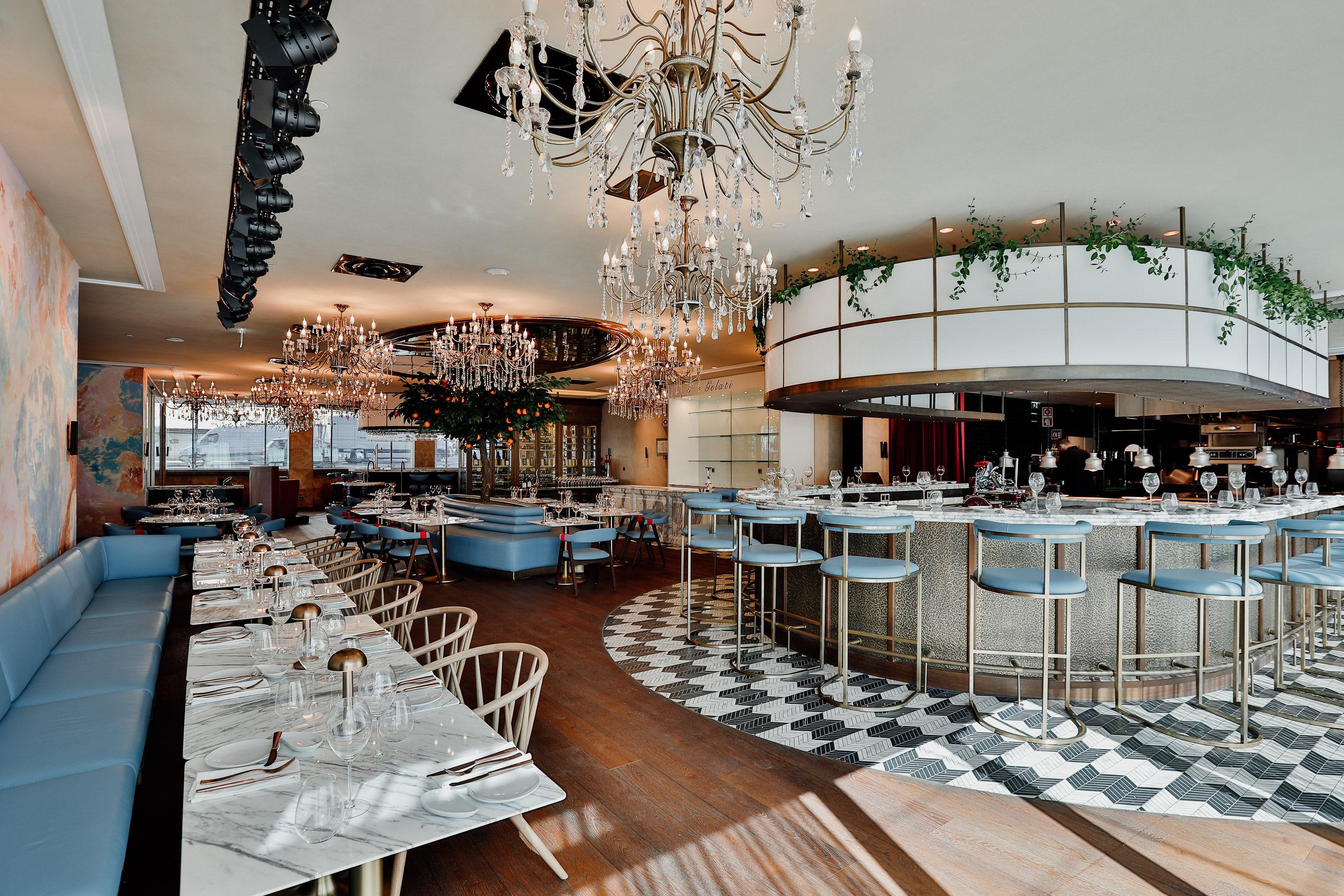 Epic Sana Marques Hotel Lissabon Exterior foto The photo shows an elegantly designed restaurant interior. The space features a mix of modern and classic decor, highlighted by several chandeliers that hang from the ceiling, providing a soft, ambient light. The dining area includes a mix of seating